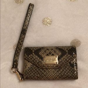 Michael Kors Wristlet 💥💥